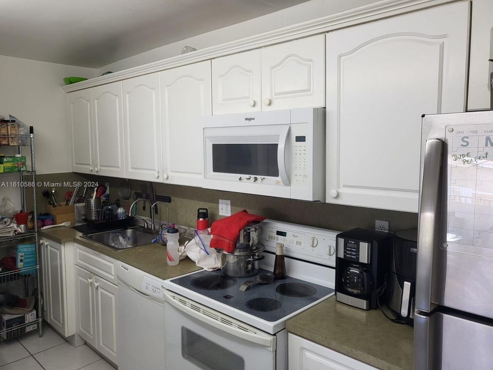 For Sale: $289,900 (2 beds, 2 baths, 1060 Square Feet)