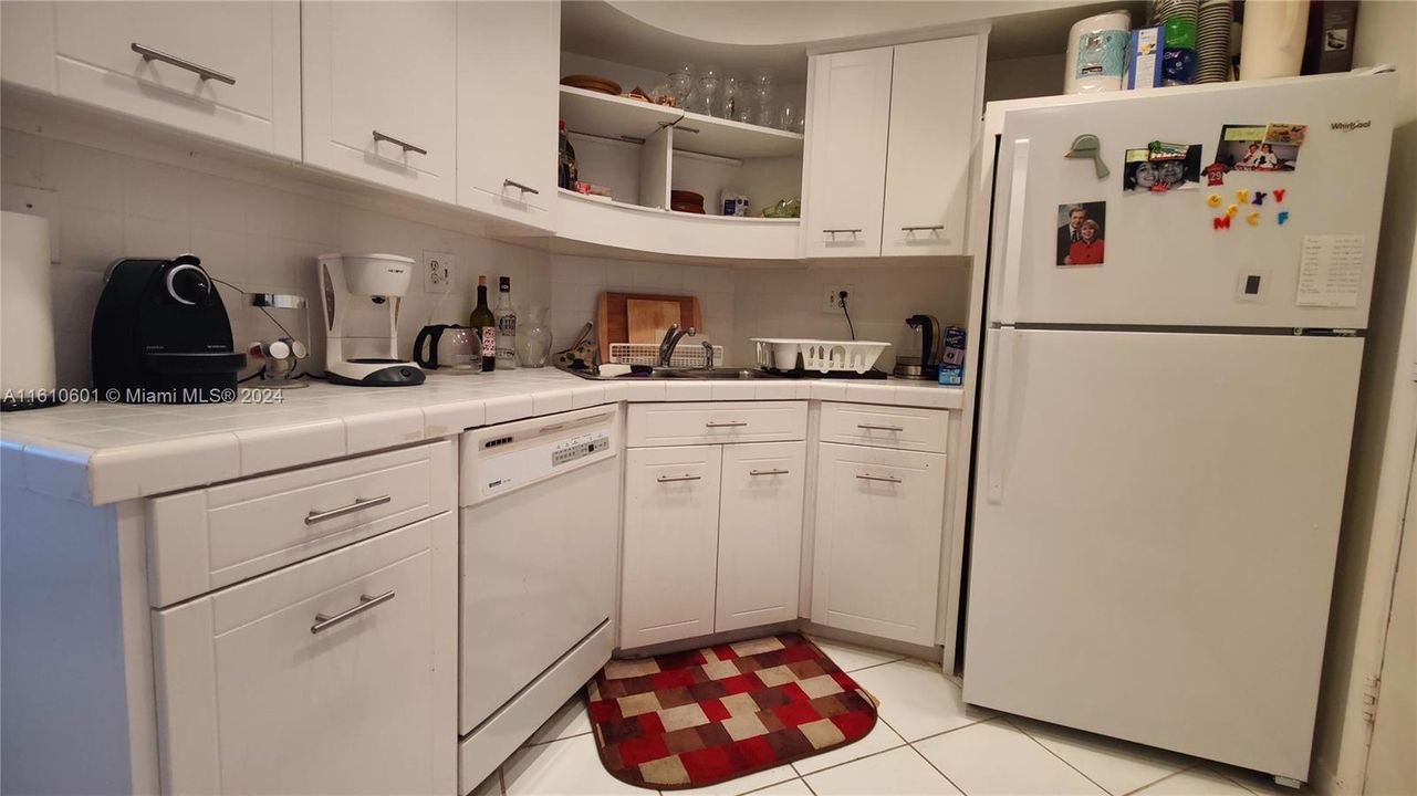 For Sale: $254,900 (1 beds, 1 baths, 800 Square Feet)