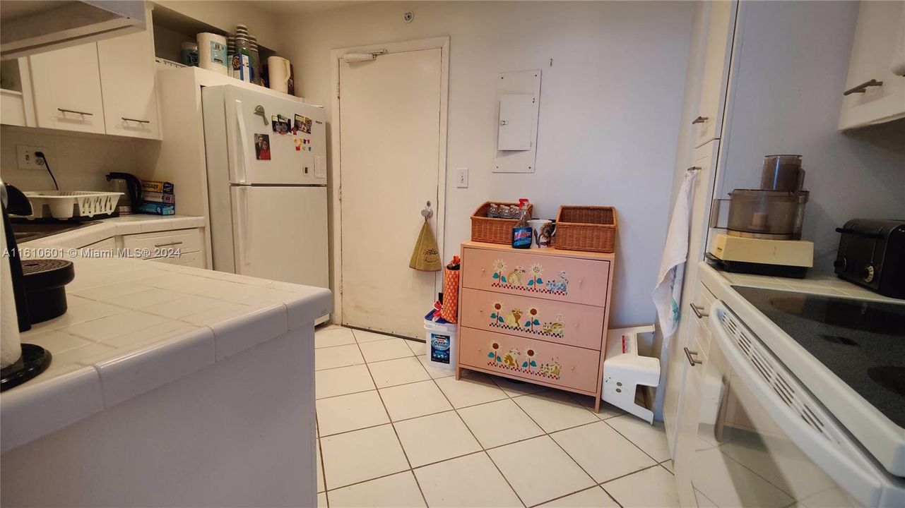 For Sale: $254,900 (1 beds, 1 baths, 800 Square Feet)