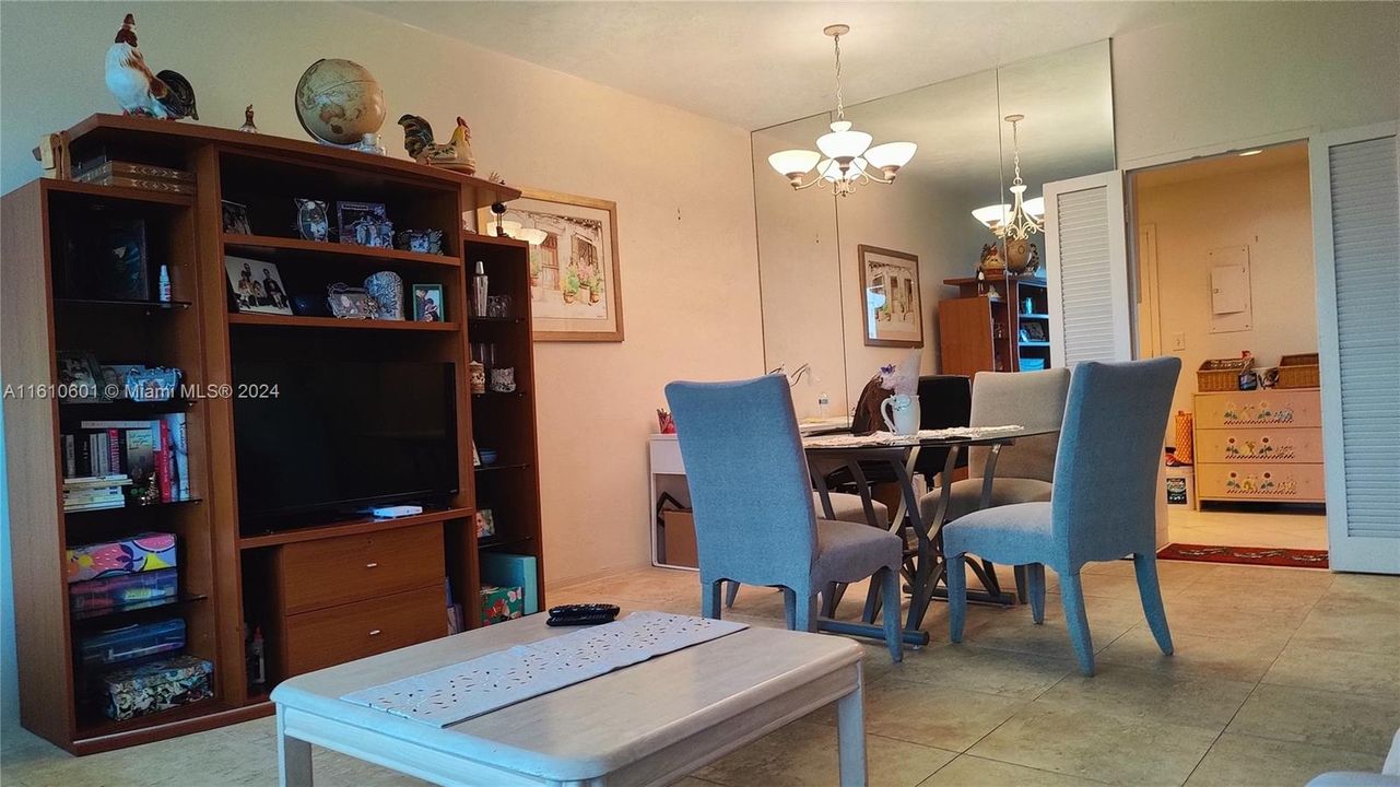 For Sale: $254,900 (1 beds, 1 baths, 800 Square Feet)