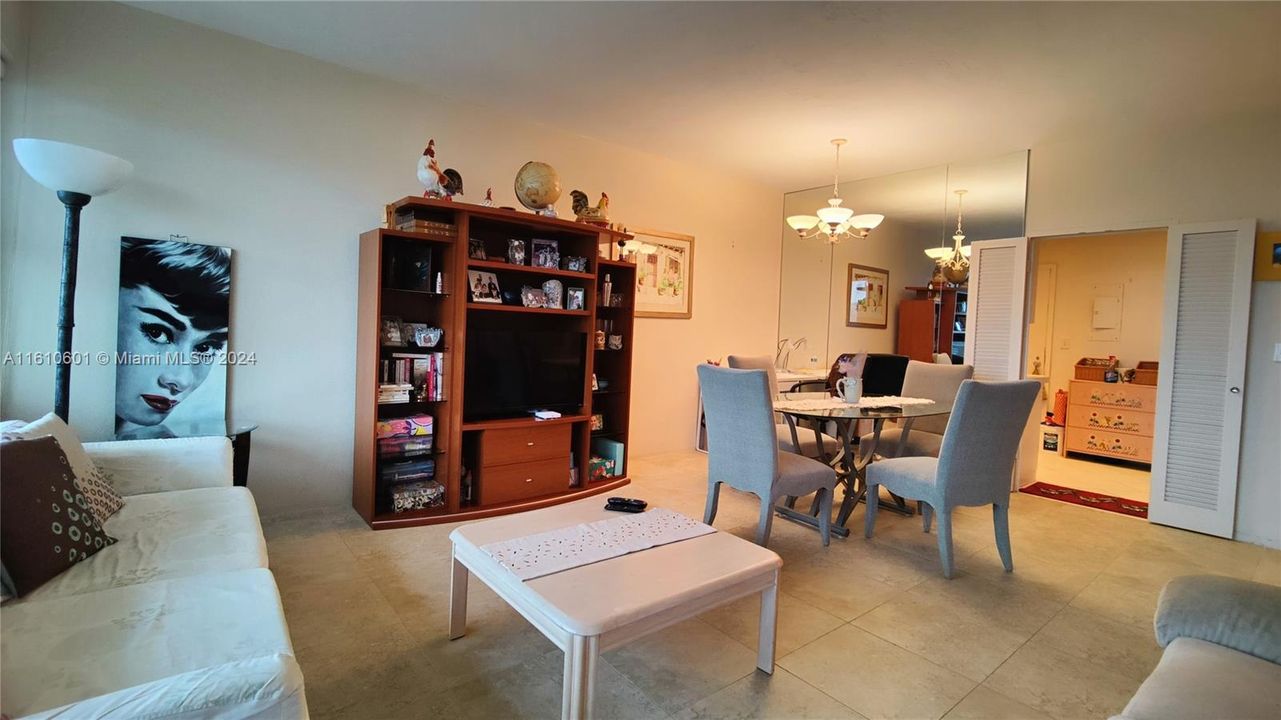 For Sale: $254,900 (1 beds, 1 baths, 800 Square Feet)