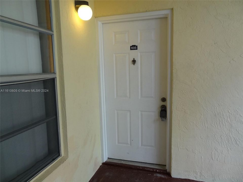 For Rent: $1,800 (1 beds, 1 baths, 693 Square Feet)