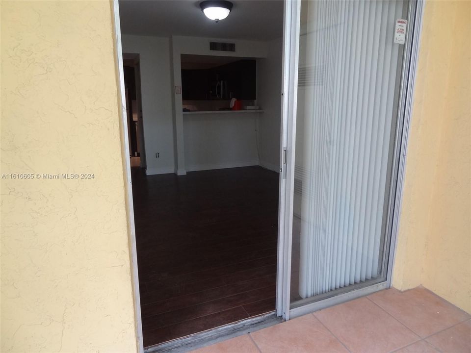 For Rent: $1,800 (1 beds, 1 baths, 693 Square Feet)