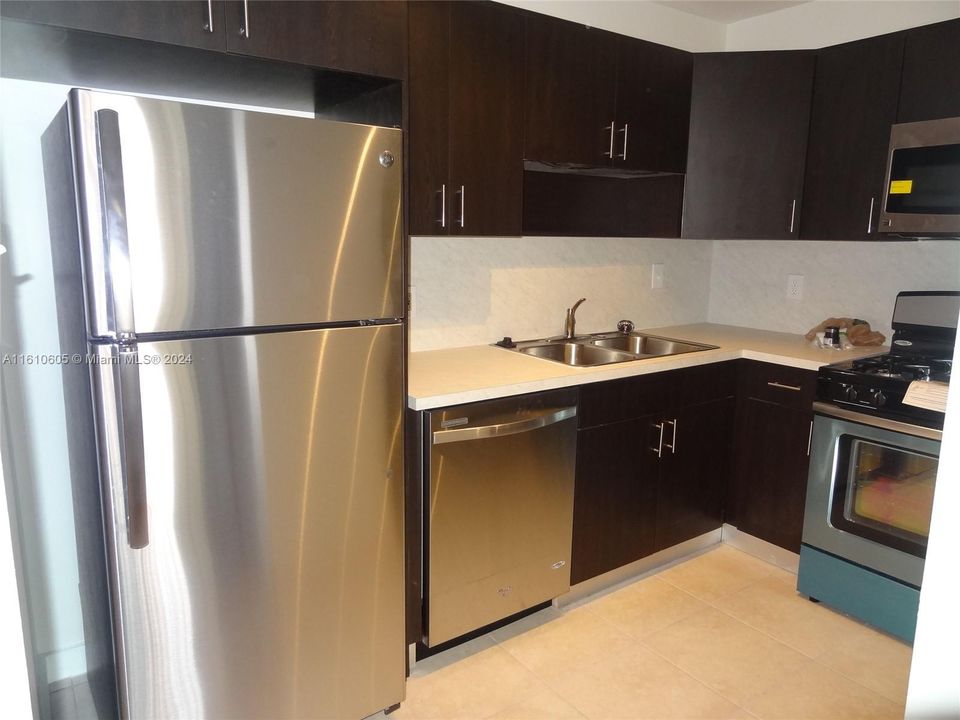 Recently Rented: $1,800 (1 beds, 1 baths, 693 Square Feet)