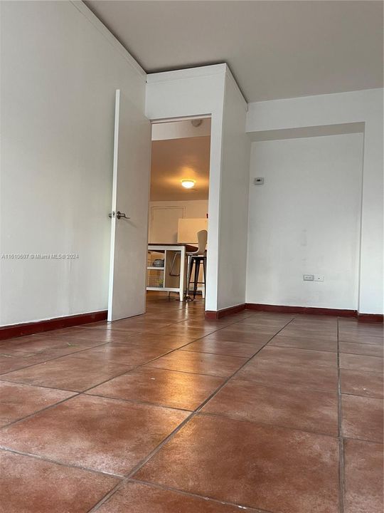 Active With Contract: $2,250 (1 beds, 1 baths, 580 Square Feet)