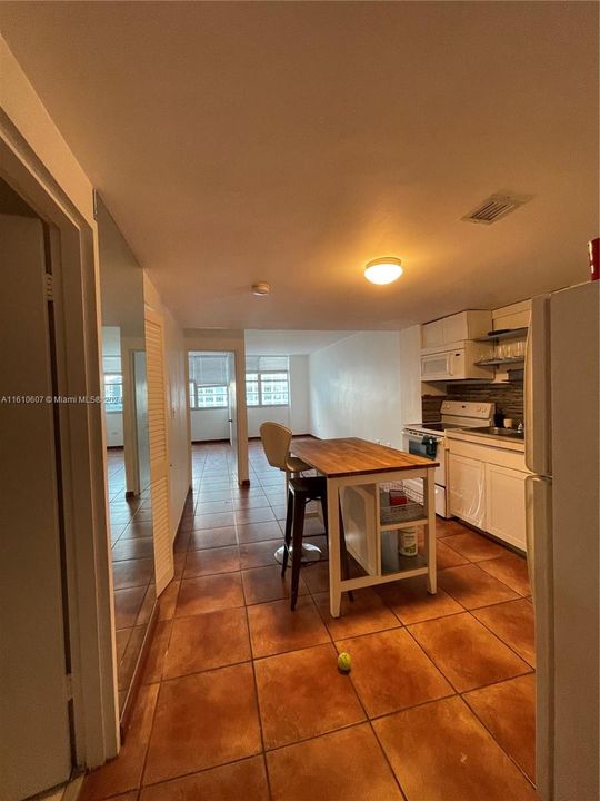 Active With Contract: $2,250 (1 beds, 1 baths, 580 Square Feet)