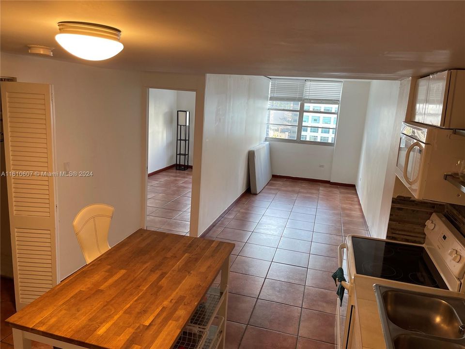 Active With Contract: $2,250 (1 beds, 1 baths, 580 Square Feet)