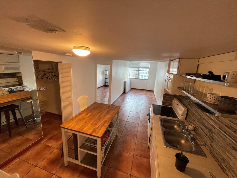 Active With Contract: $2,250 (1 beds, 1 baths, 580 Square Feet)