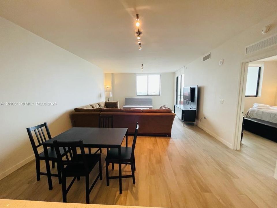 For Sale: $530,000 (1 beds, 1 baths, 945 Square Feet)