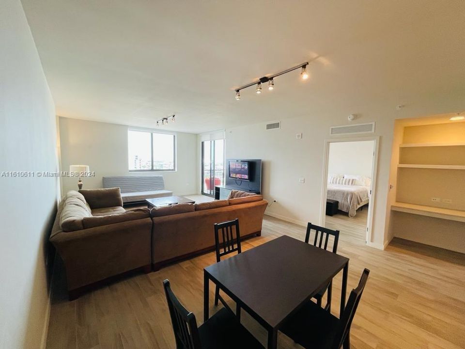 For Sale: $530,000 (1 beds, 1 baths, 945 Square Feet)