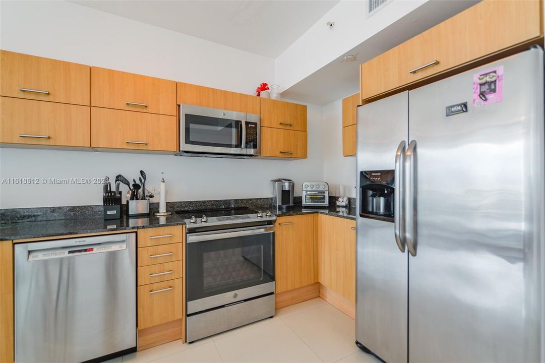 For Rent: $2,750 (1 beds, 1 baths, 704 Square Feet)