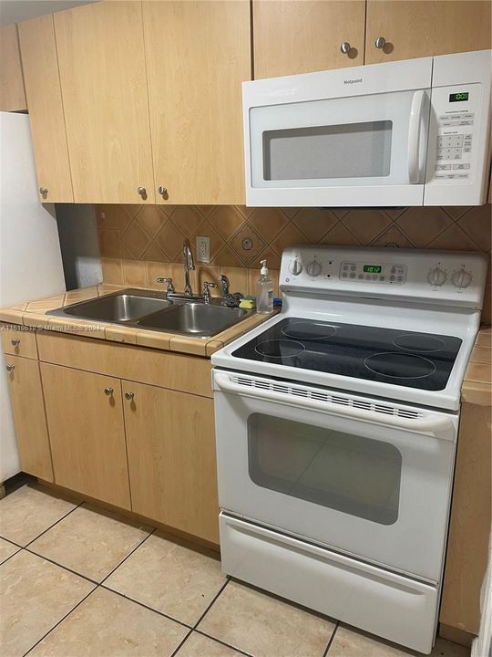 For Rent: $2,900 (2 beds, 1 baths, 2380 Square Feet)