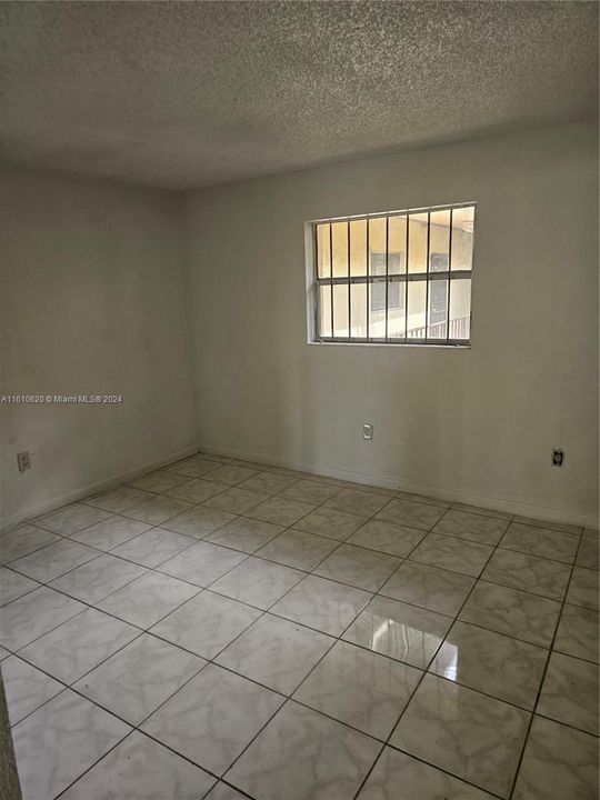 For Rent: $2,025 (1 beds, 1 baths, 860 Square Feet)