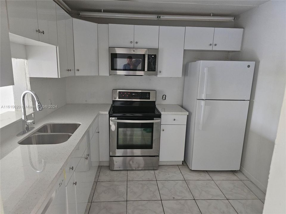 For Rent: $2,025 (1 beds, 1 baths, 860 Square Feet)