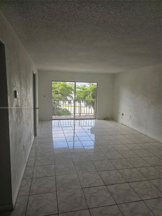 For Rent: $2,025 (1 beds, 1 baths, 860 Square Feet)