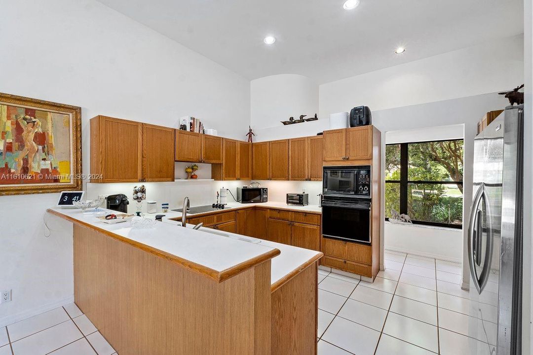 Vendido Recientemente: $2,250,000 (4 camas, 3 baños, 2366 Pies cuadrados)