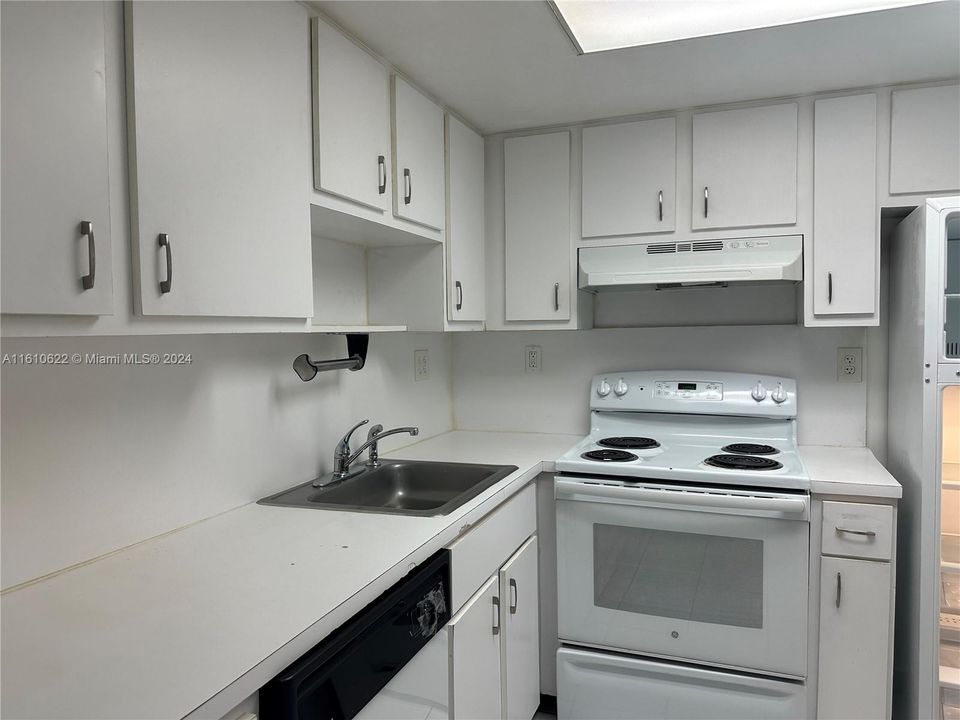 For Sale: $275,000 (2 beds, 2 baths, 850 Square Feet)