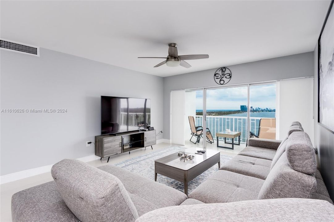 For Sale: $645,000 (2 beds, 2 baths, 1295 Square Feet)