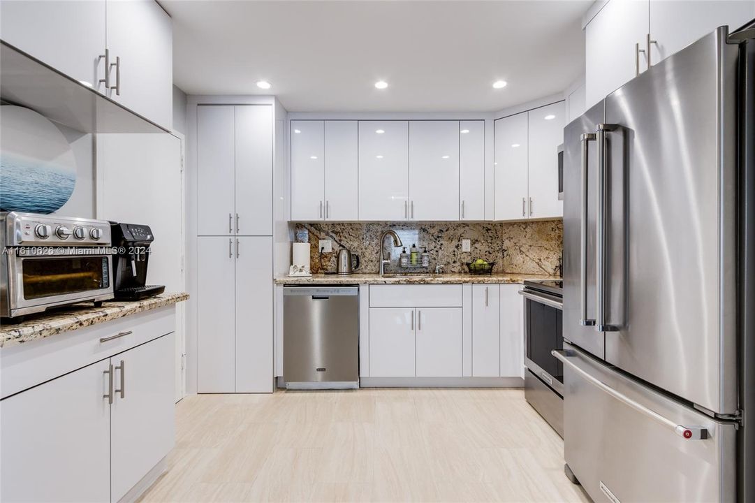 Fabulous OPEN kitchen with new appliances