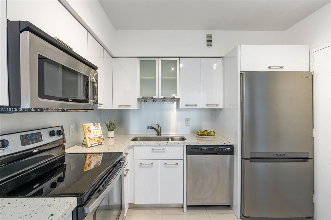 For Sale: $585,000 (2 beds, 2 baths, 1030 Square Feet)