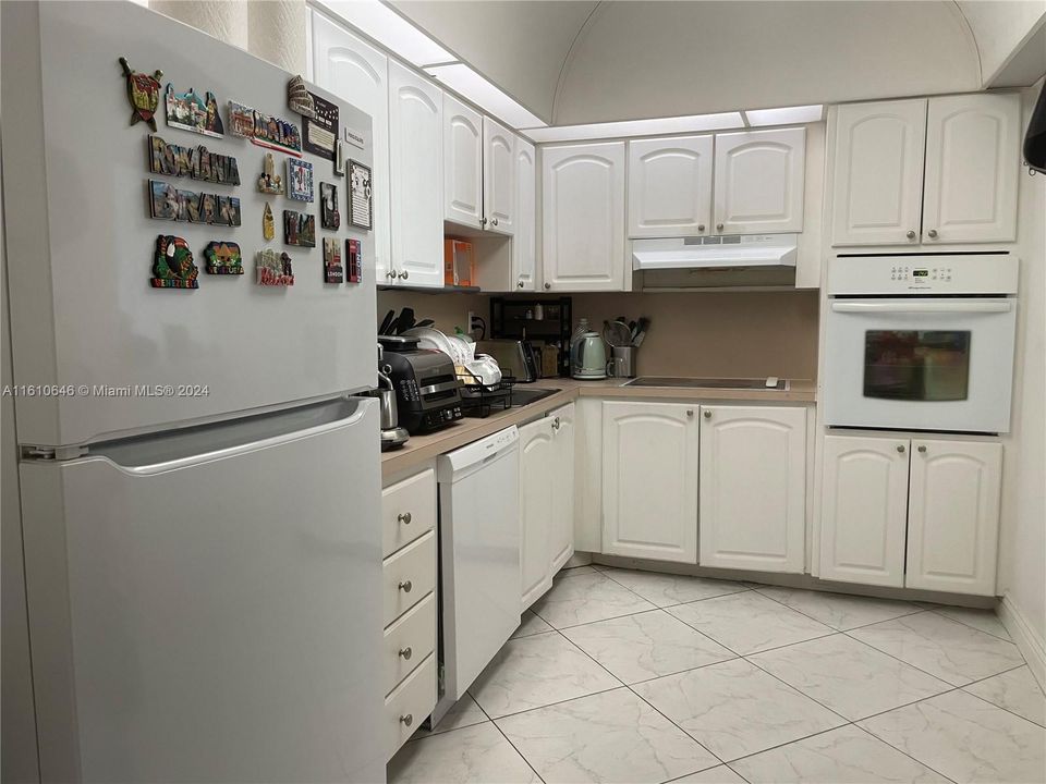 Active With Contract: $2,099 (1 beds, 1 baths, 1005 Square Feet)