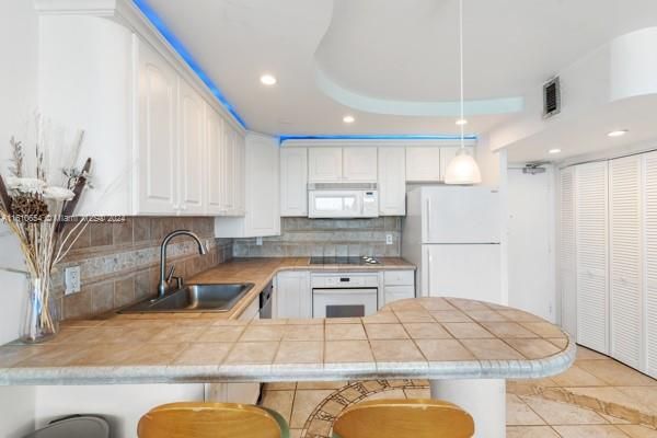 For Sale: $570,000 (1 beds, 1 baths, 654 Square Feet)