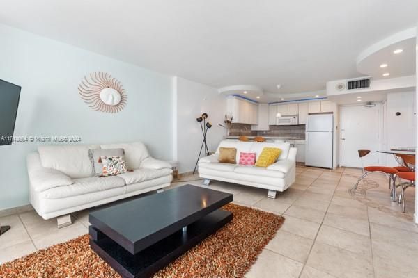 For Sale: $570,000 (1 beds, 1 baths, 654 Square Feet)