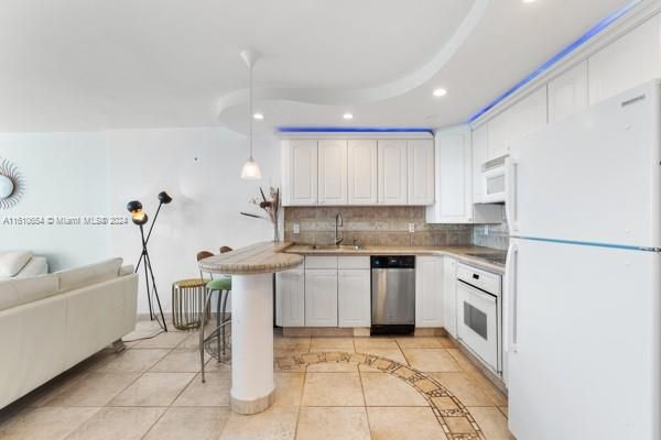 For Sale: $570,000 (1 beds, 1 baths, 654 Square Feet)