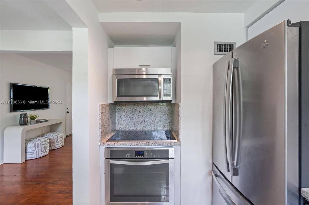 For Sale: $425,000 (2 beds, 1 baths, 800 Square Feet)