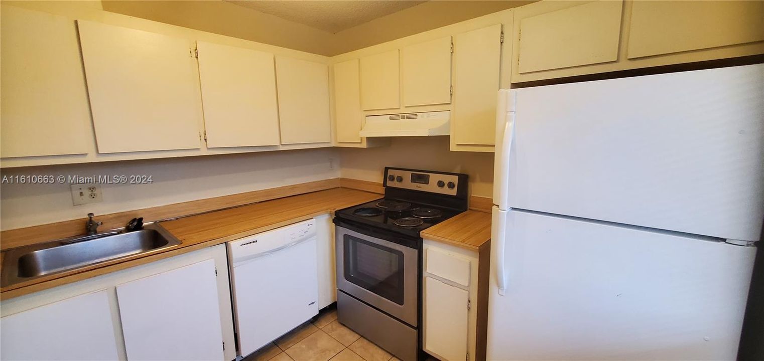 For Sale: $155,000 (1 beds, 1 baths, 748 Square Feet)