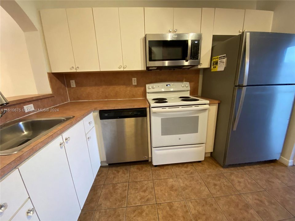 For Rent: $2,100 (2 beds, 2 baths, 920 Square Feet)