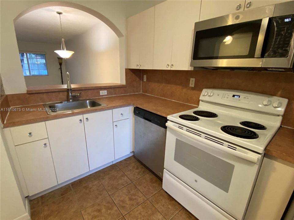 For Rent: $2,100 (2 beds, 2 baths, 920 Square Feet)