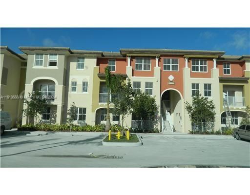 For Rent: $3,200 (3 beds, 2 baths, 1207 Square Feet)