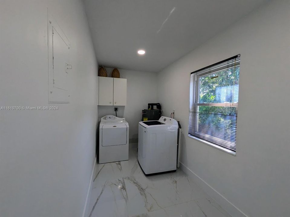 For Rent: $3,850 (3 beds, 2 baths, 910 Square Feet)