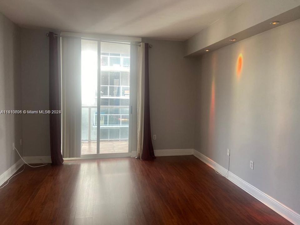 For Rent: $2,550 (2 beds, 2 baths, 979 Square Feet)