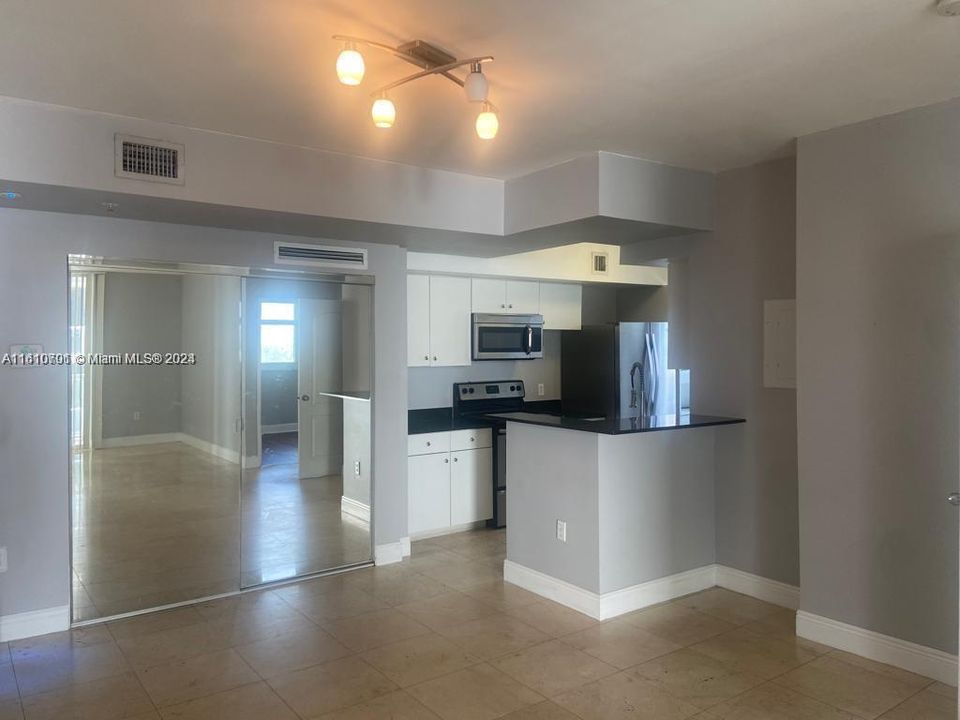 For Rent: $2,550 (2 beds, 2 baths, 979 Square Feet)