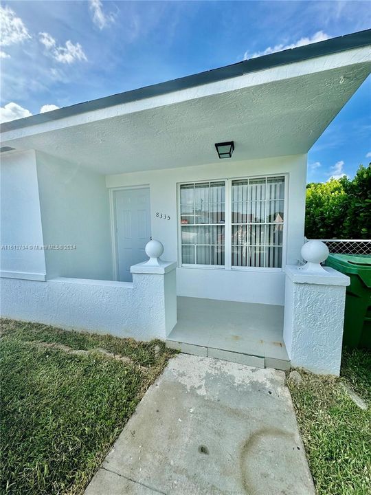 For Rent: $3,100 (3 beds, 2 baths, 956 Square Feet)