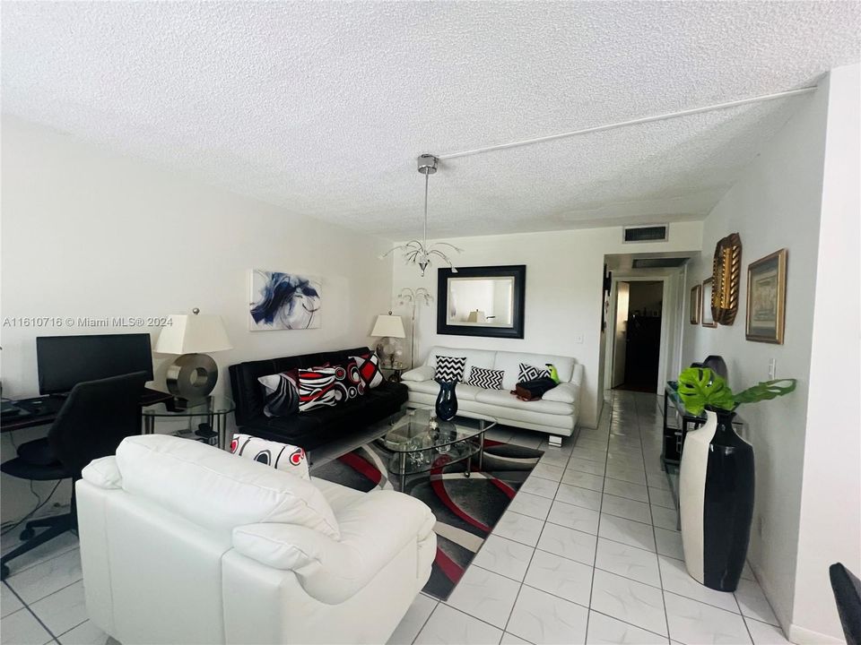 For Sale: $240,000 (2 beds, 1 baths, 953 Square Feet)