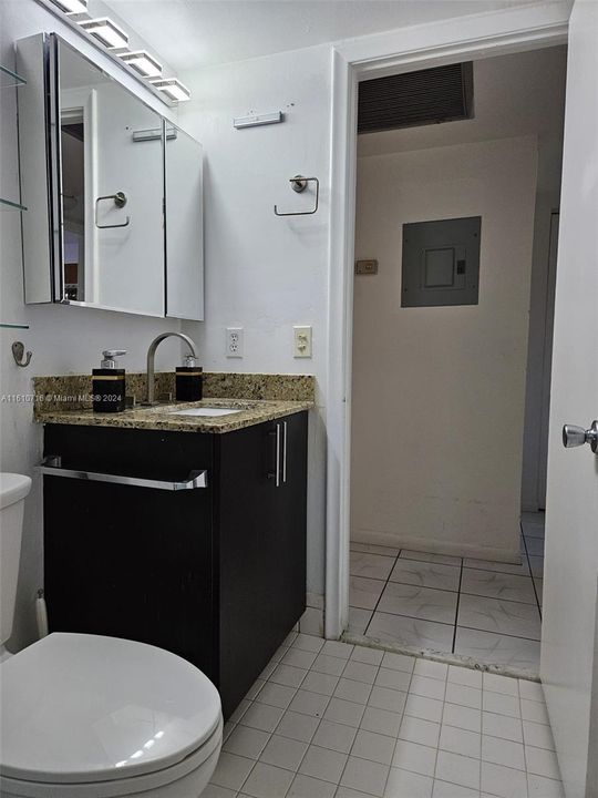 For Sale: $240,000 (2 beds, 1 baths, 953 Square Feet)