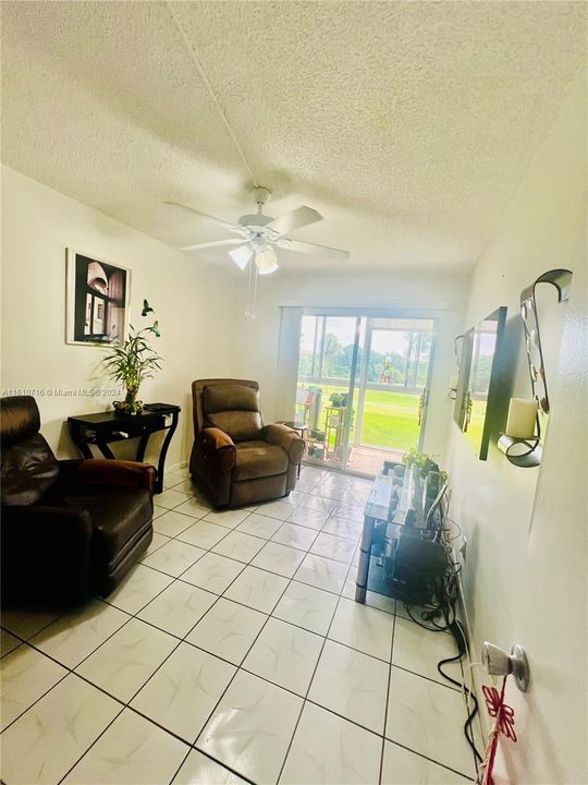 For Sale: $240,000 (2 beds, 1 baths, 953 Square Feet)