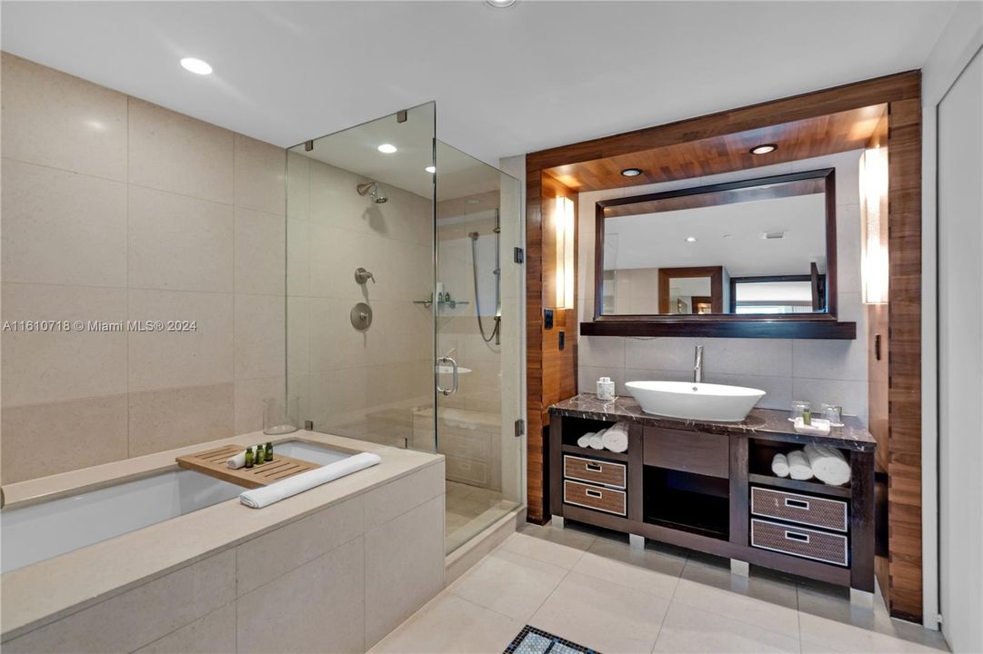 For Sale: $765,000 (1 beds, 1 baths, 780 Square Feet)