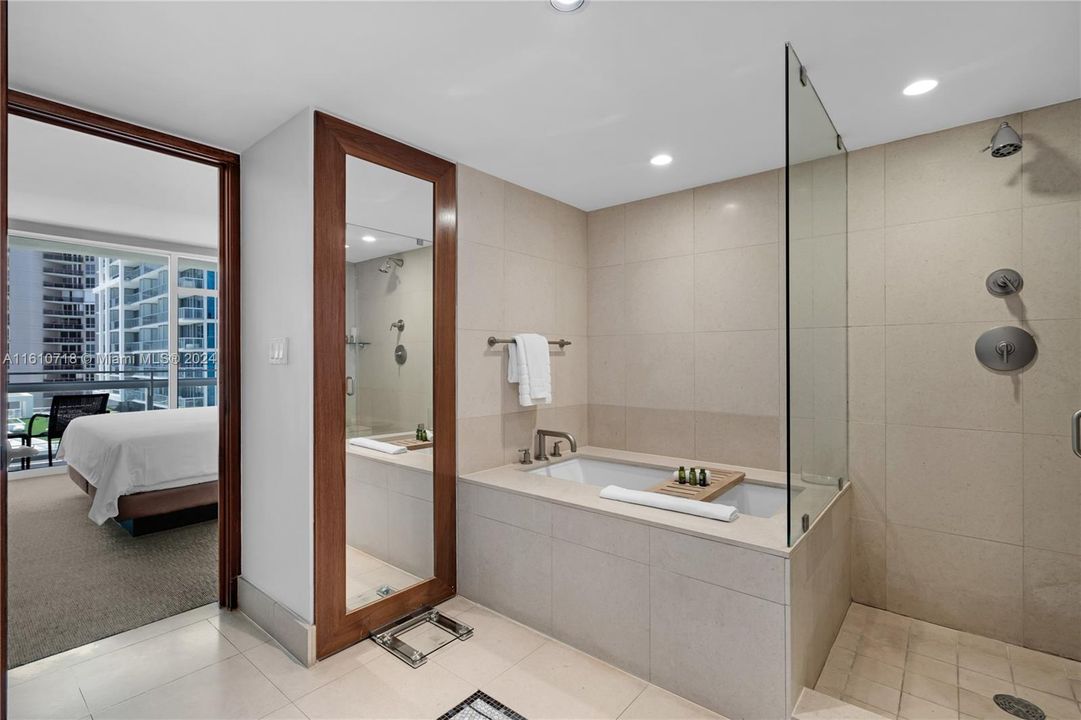 For Sale: $765,000 (1 beds, 1 baths, 662 Square Feet)