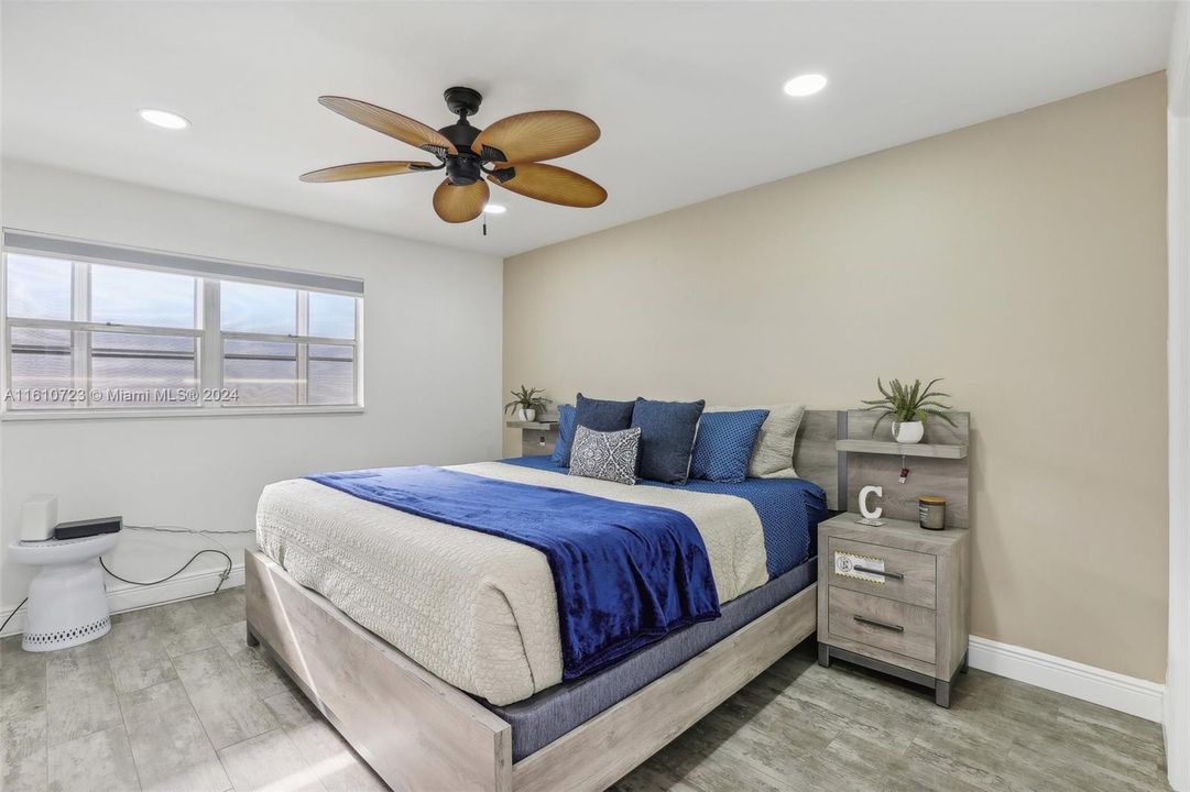 For Sale: $215,000 (2 beds, 2 baths, 880 Square Feet)