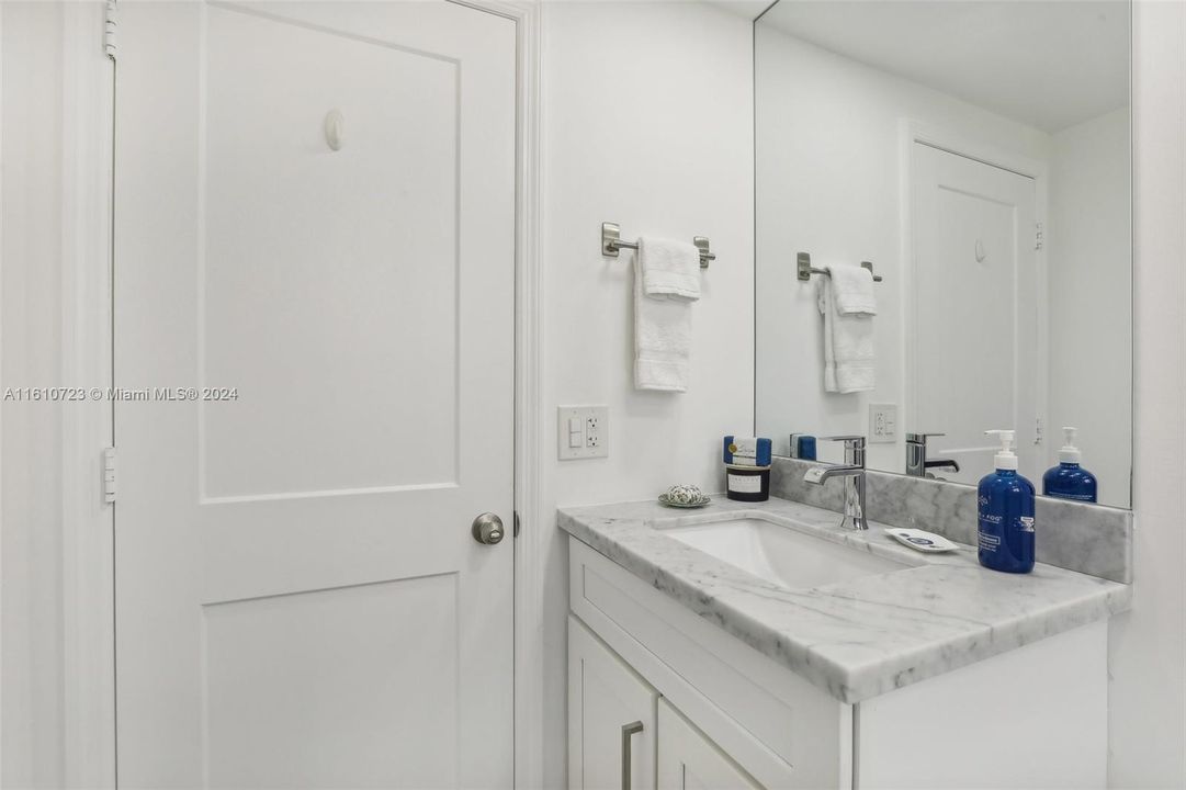 For Sale: $215,000 (2 beds, 2 baths, 880 Square Feet)