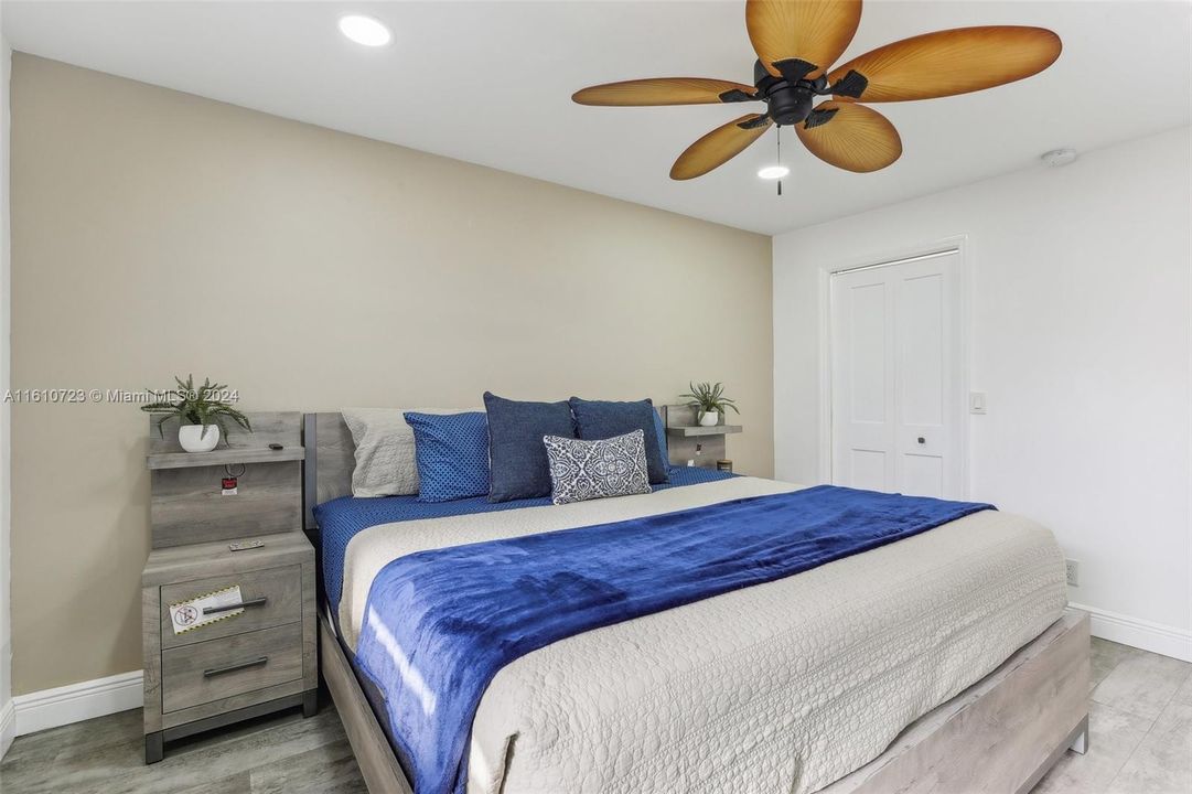 For Sale: $215,000 (2 beds, 2 baths, 880 Square Feet)
