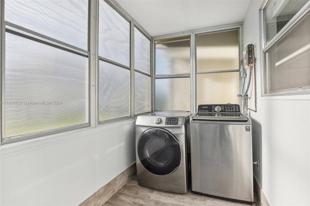 For Sale: $215,000 (2 beds, 2 baths, 880 Square Feet)