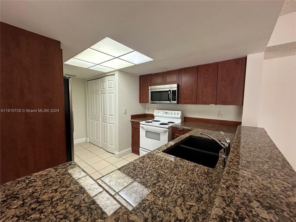 Active With Contract: $1,800 (2 beds, 2 baths, 986 Square Feet)