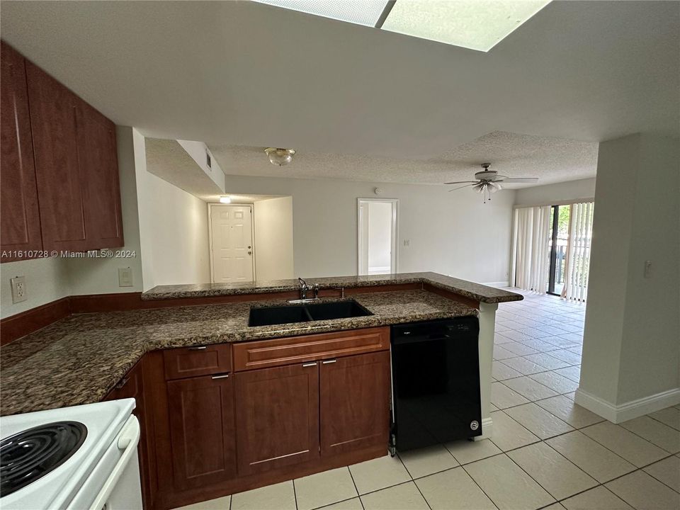 Active With Contract: $1,800 (2 beds, 2 baths, 986 Square Feet)