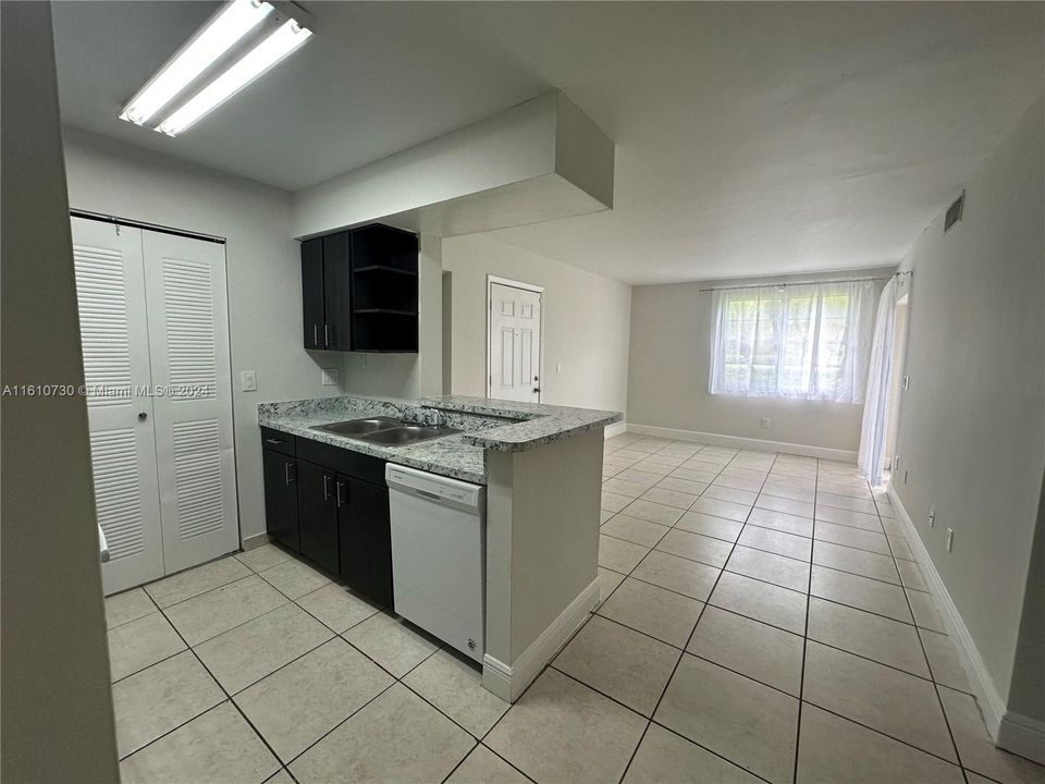 For Rent: $1,700 (2 beds, 1 baths, 903 Square Feet)