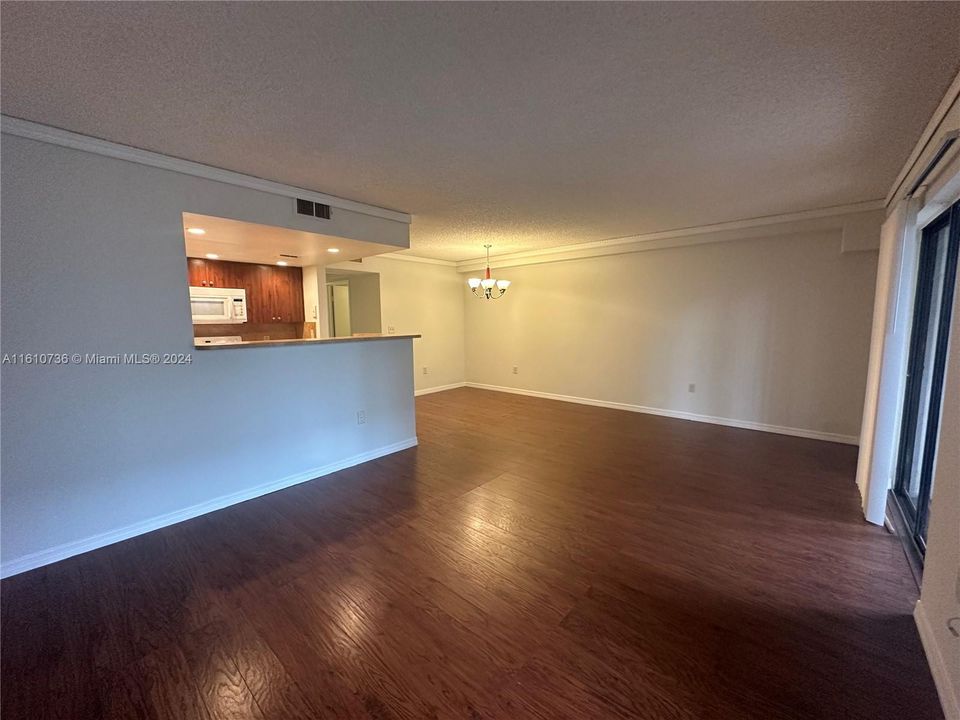 For Rent: $1,600 (1 beds, 1 baths, 720 Square Feet)